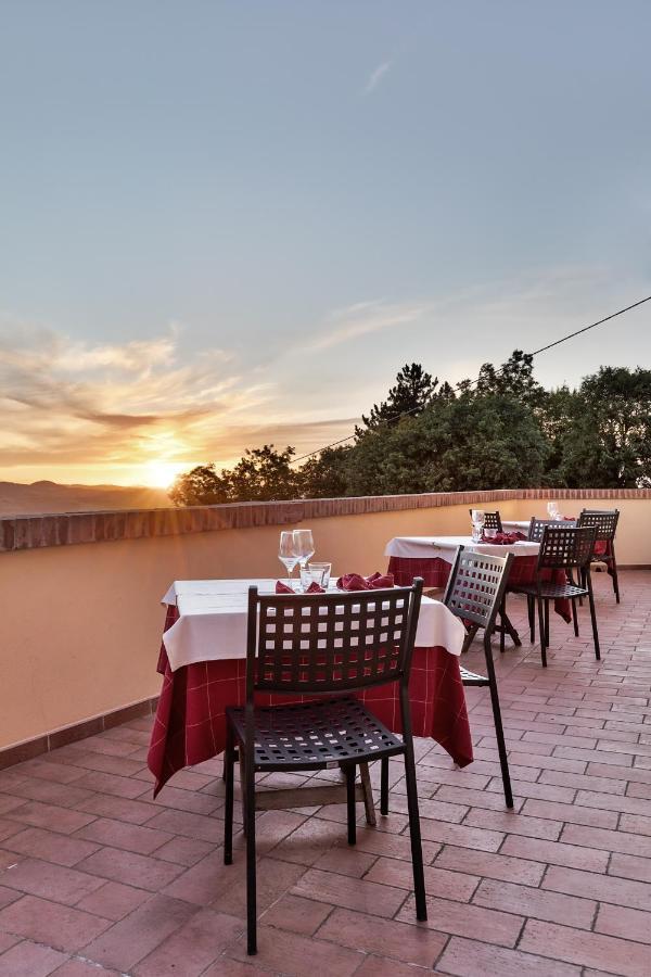 Osteria Belvedere San Leo Esterno foto